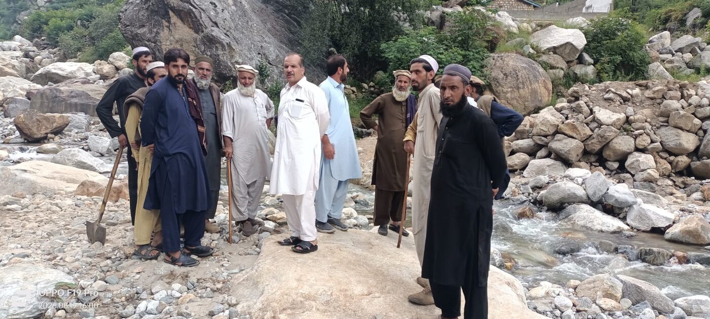 Volunteer doctors reaching a remote community